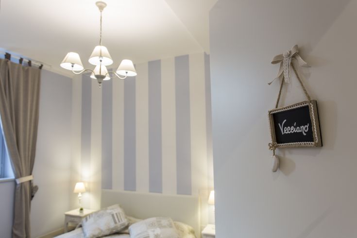 Cozy shabby chic room featuring simple elements and well-crafted details.