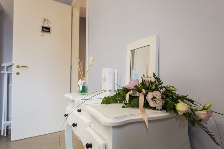 Cozy atmosphere of B&B La Vecchia Tenenza, featuring simple details and fresh flowers.