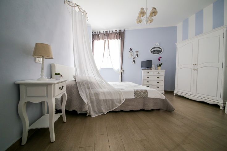 A simple and comfortable room designed with shabby chic elements.