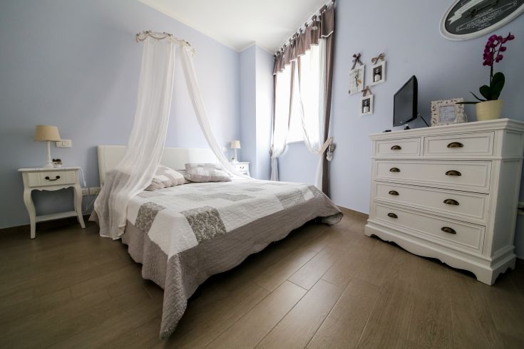 A simple and cozy room decorated in shabby chic style, perfect for a peaceful stay.