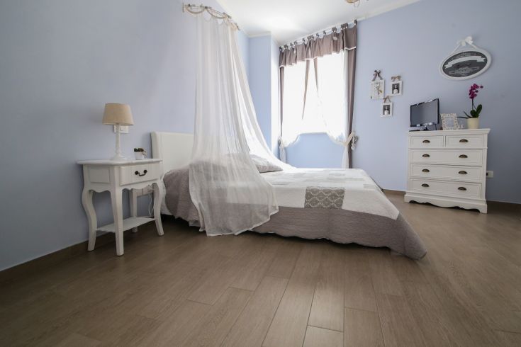 Cozy shabby chic room, perfect for relaxing moments.