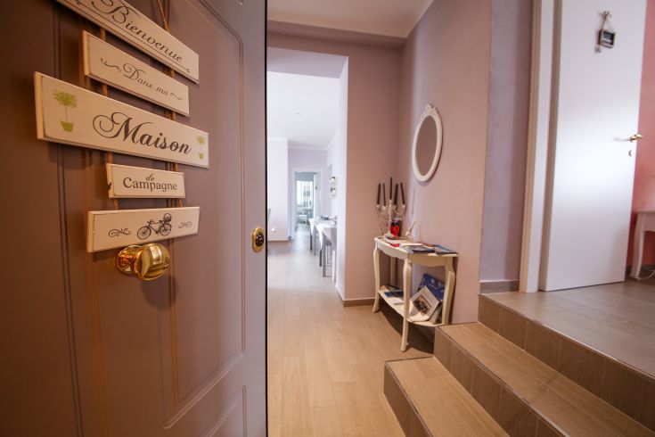 The entrance of a B&B featuring shabby chic details and a welcoming atmosphere.