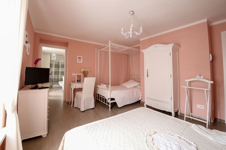 Simple and tranquil shabby chic room, perfect for a short stay.