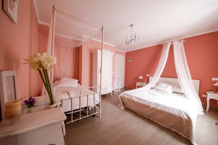 Cozy shabby-style room, perfect for relaxation moments.