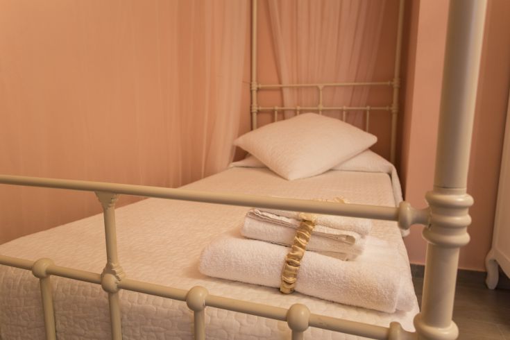 Chic shabby room, simple and tidy, featuring well-kept linens and soft decorative details.