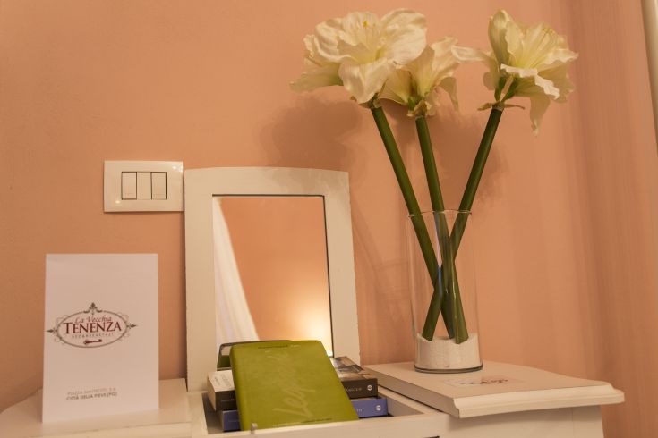 Cozy B&B with shabby chic elements and colorful flowers creating an inviting atmosphere.