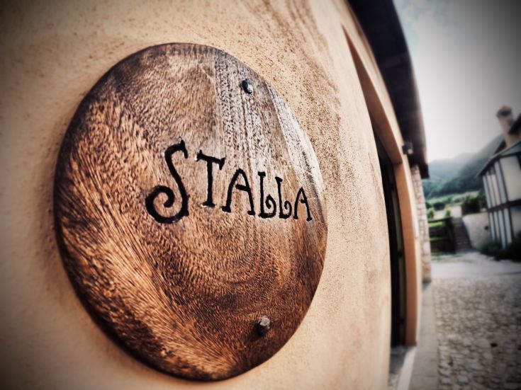 Un'insegna di legno con la scritta 