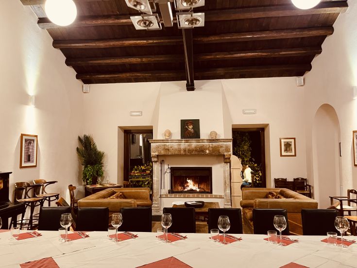 Ambiente confortevole con camino e arredamento sobrio, adatto per occasioni speciali come pranzi o cene.