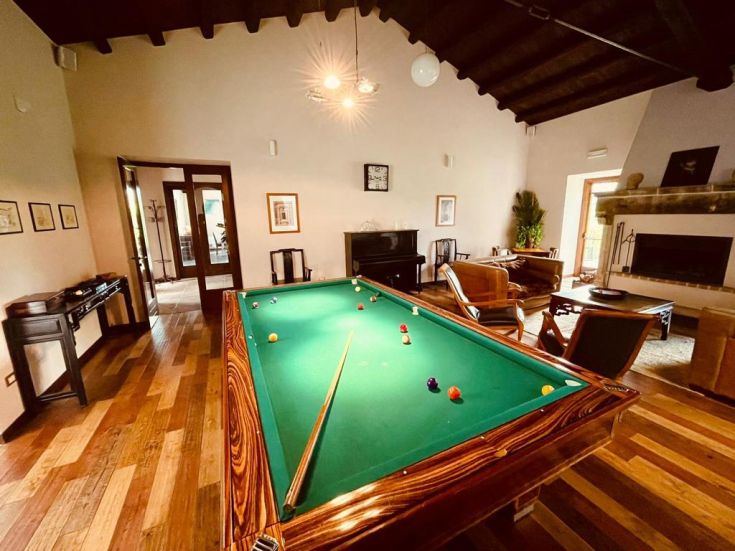 Un'ambiente confortevole dotato di un tavolo da biliardo, perfetto per momenti di svago e relax.