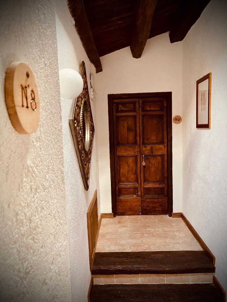 Un ingresso semplice con porte in legno e dettagli rustici.