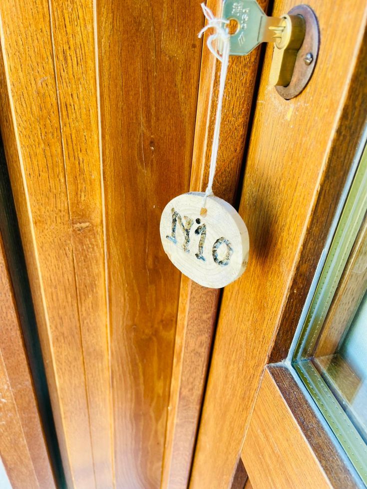 Una porta in legno con un cartello che riporta il numero 10.