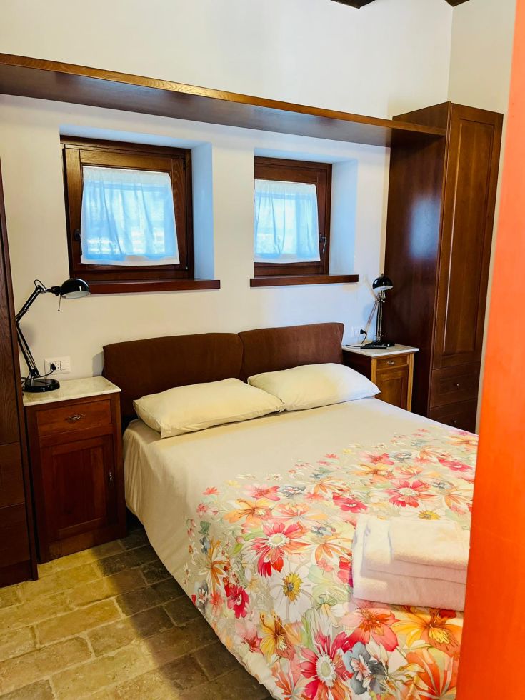 Camera semplice con letti comodi e decorazioni floreali sobrie.