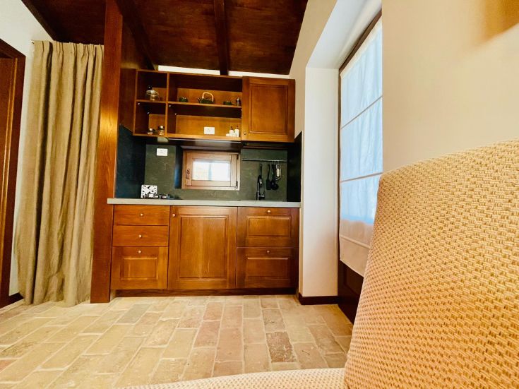 Un'area confortevole di un appartamento con cucina in legno e decorazioni semplici.