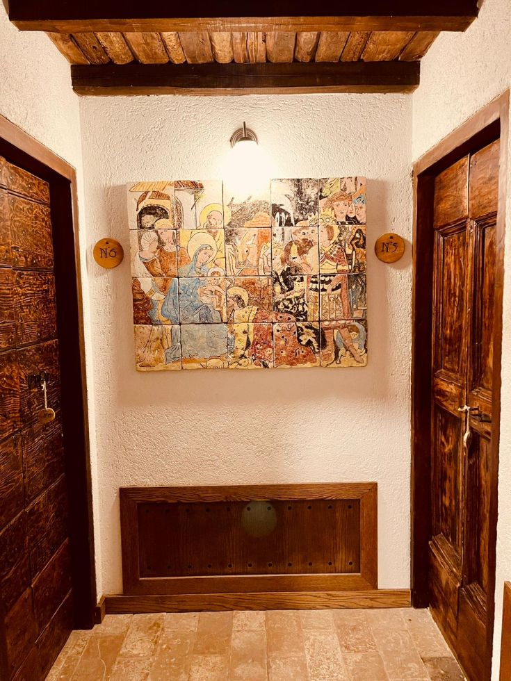 Un ambiente accogliente con decorazioni colorate e porte in legno.