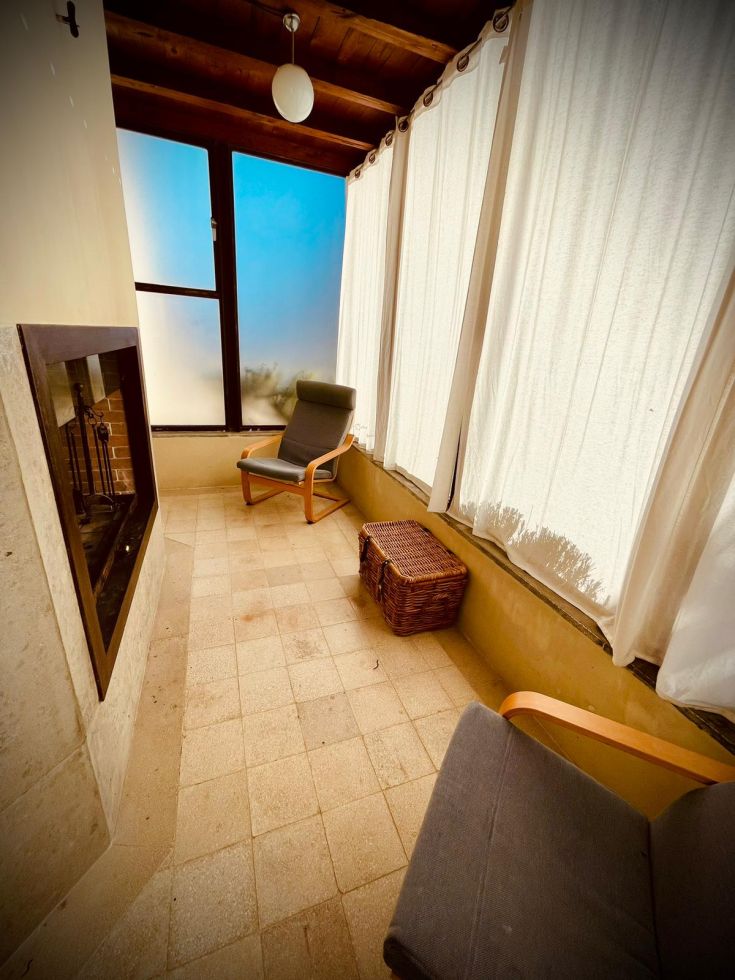 Un angolo rilassante in una casa, con arredi semplici e una disposizione gradevole.