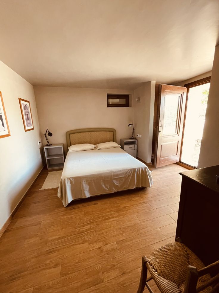 Camera luminosa con un panorama piacevole e arredi semplici, perfetta per momenti di relax.