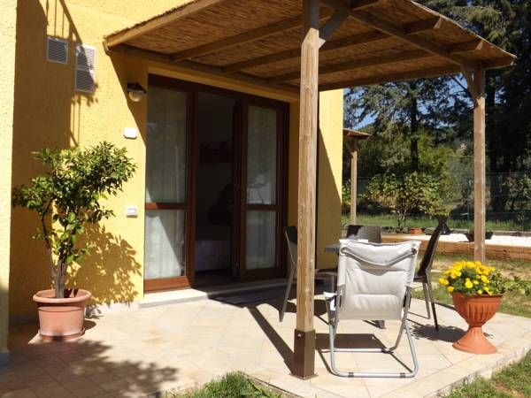 B&B Il Pizzagiallo, umgeben von Grün, bietet einen privaten Garten und Zimmer mit Terrasse zur Entspannung.