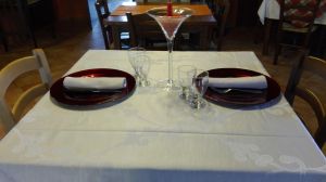 Ein schön gedeckter Tisch in einem Restaurant, bereit zum Servieren des Abendessens.