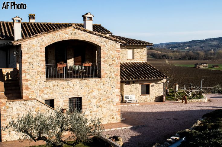 Landhaus umgeben von großen Grünflächen, ideal für einen ruhigen und komfortablen Aufenthalt.