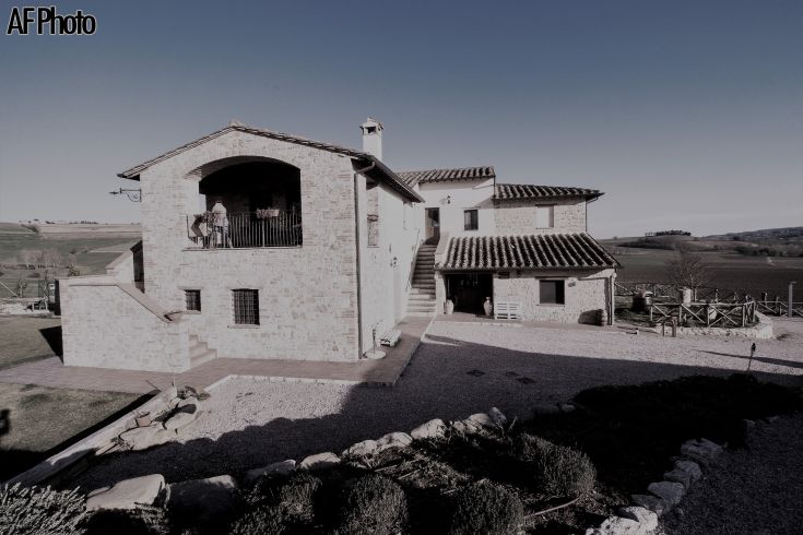 Ein ländliches Haus, umgeben von Grün, perfekt zum Entspannen und für Aktivitäten im Freien. Für Familien und Paare geeignet.