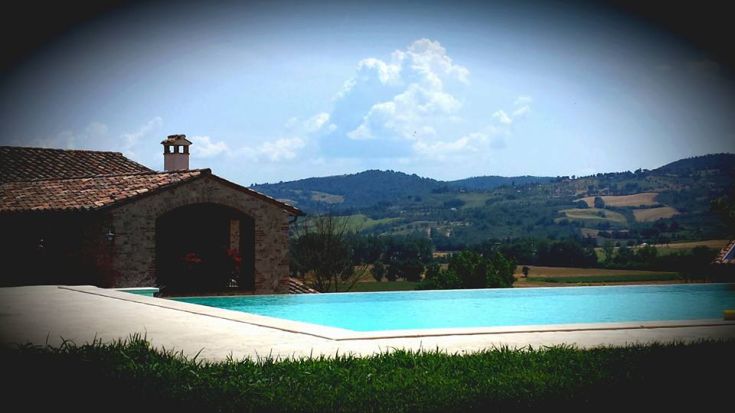 Bauernhaus mit Pool und Blick auf die sanften Hügel Umbriens.