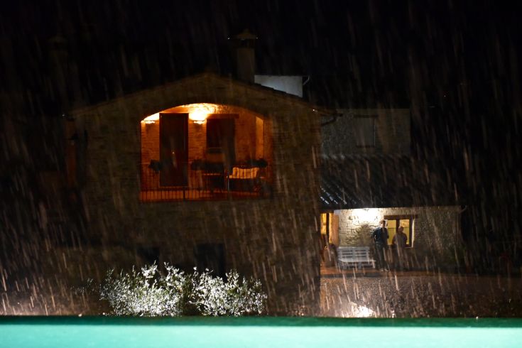 Ein Bauernhaus, das in einem sanften Nachtregen gehüllt ist, schafft eine ruhige und friedliche Atmosphäre.