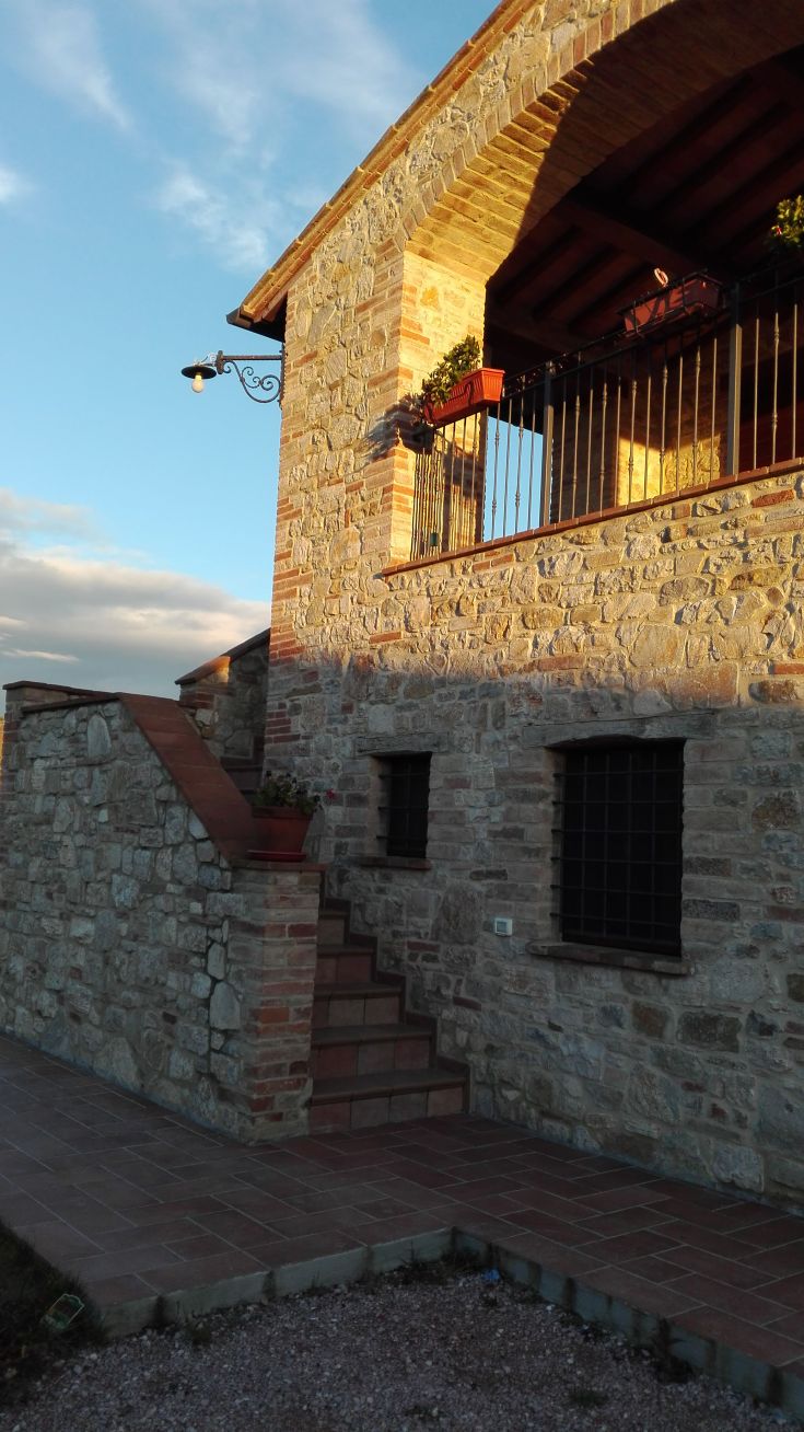 Ein Steinhof, umgeben von umbrischer Natur, bietet eine ruhige und einladende Atmosphäre.