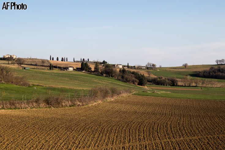 Landschaftsszene mit Häusern und Grünflächen, perfekt für einen ruhigen Aufenthalt.