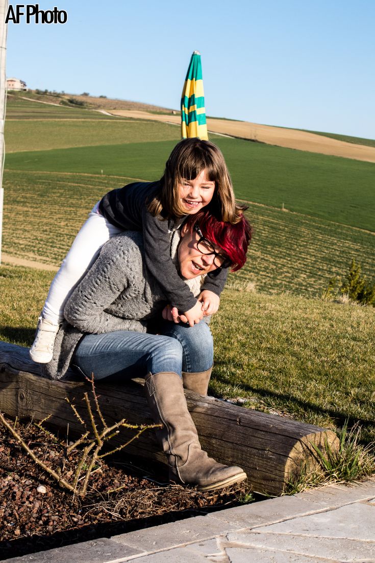 Eine Mutter und ihre Tochter verbringen entspannte Momente im Freien in einer ruhigen Umgebung.