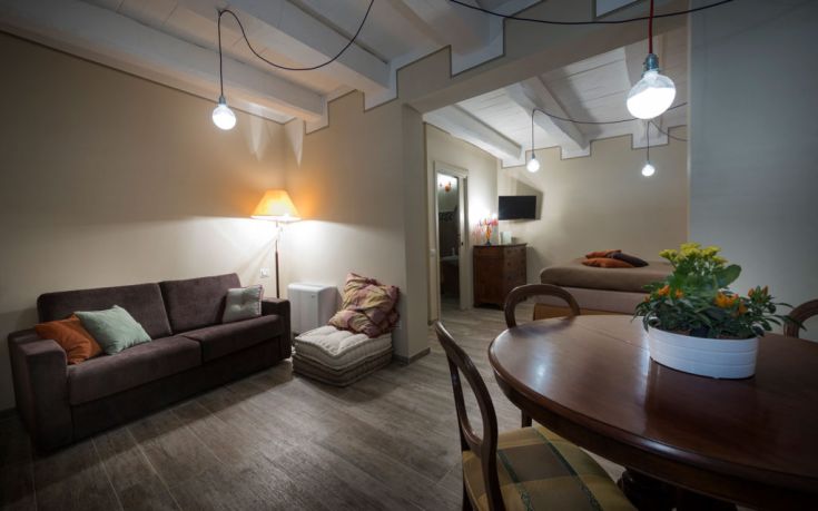 Ein komfortabler und zeitgemäßer Raum mit einfachen Linien, ideal zum Entspannen.