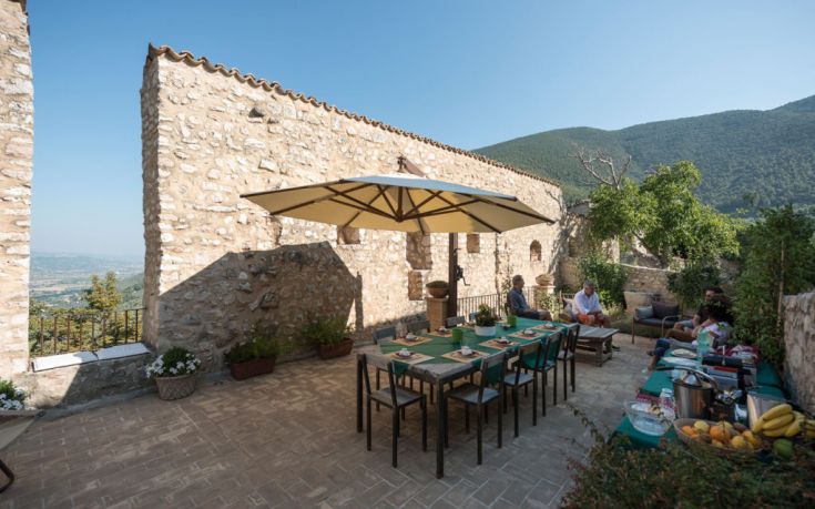 Ein einfacher Außenbereich, geeignet zum Essen und Entspannen, eingebettet in eine natürliche Umgebung.