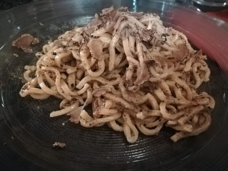 Pasta mit Trüffel, ein einfaches und schmackhaftes Gericht, sorgfältig angerichtet.