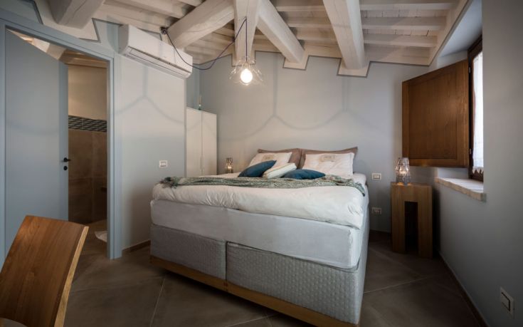 Einfaches und gemütliches Zimmer mit praktischen Möbeln und durchdachten Details für einen angenehmen Aufenthalt.