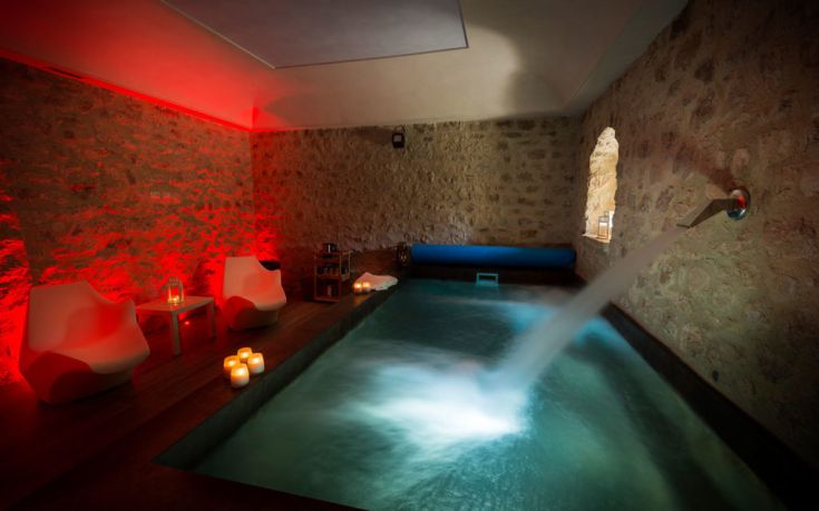 Ein Wellnesszentrum mit Pool, geprägt von einem schlichten Stil und in einem historischen Kontext.