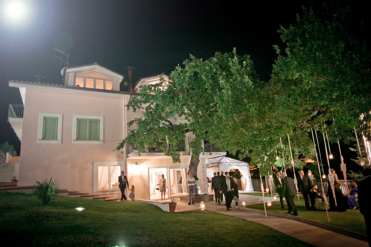Una villa in stile tradizionale, circondata da giardini, adatta per eventi in un ambiente tranquillo.