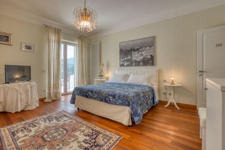 Simple room with a nature view, equipped for a comfortable stay.