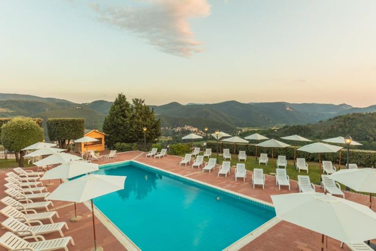 A peaceful place with a pool, surrounded by hills, suitable for events and weddings.