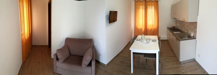 Ambiente confortevole con cucina funzionale e soggiorno luminoso, ideale per momenti di relax.