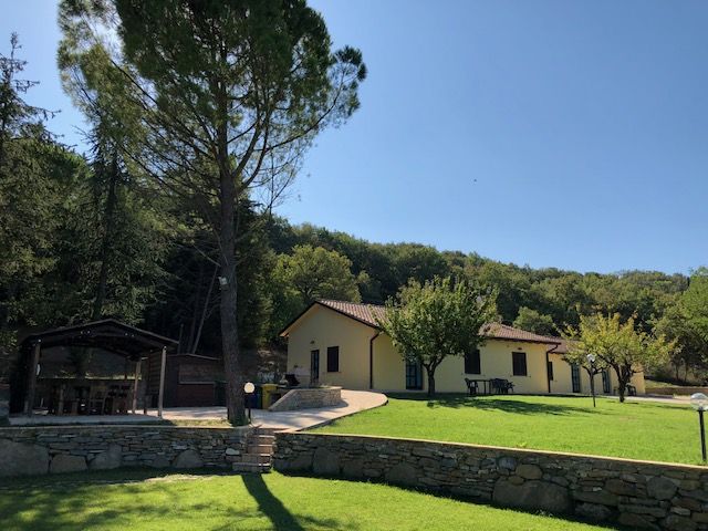 Agriturismo immerso nel verde, propone appartamenti attrezzati per un soggiorno rilassante vicino a Assisi.