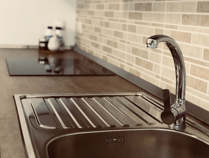 Lavello moderno e cucina funzionale, un'area di design pratico per la casa.