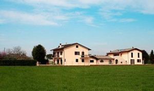 Scena di una struttura immersa nel verde umbro, ideale per momenti di relax e tranquillità.