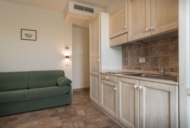 Spazio semplice con cucina e soggiorno, adatto per una pausa tranquilla.