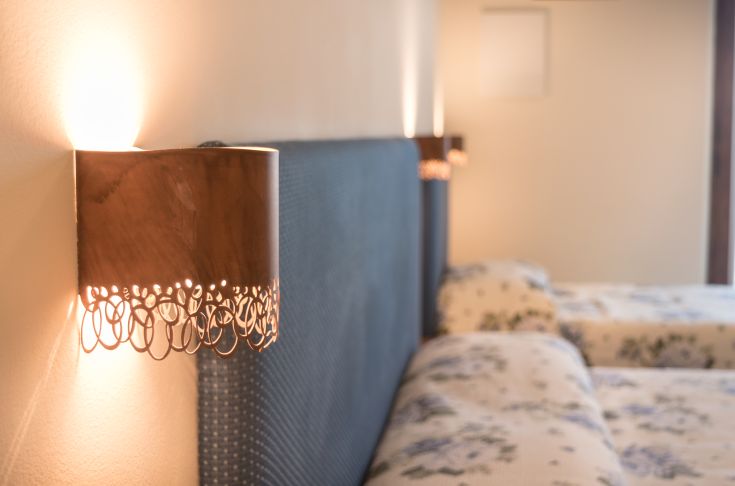 Dettagli di una camera confortevole con lampade e arredi semplici.