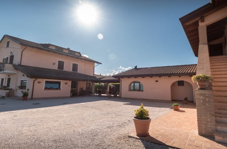 Un edificio accogliente con appartamenti e spazi esterni, ideale per esplorare l'Umbria.