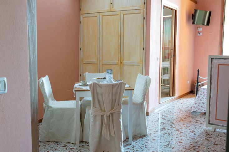 Essbereich eines B&B, mit einer intimen Atmosphäre und einfacher, bequemer Einrichtung.