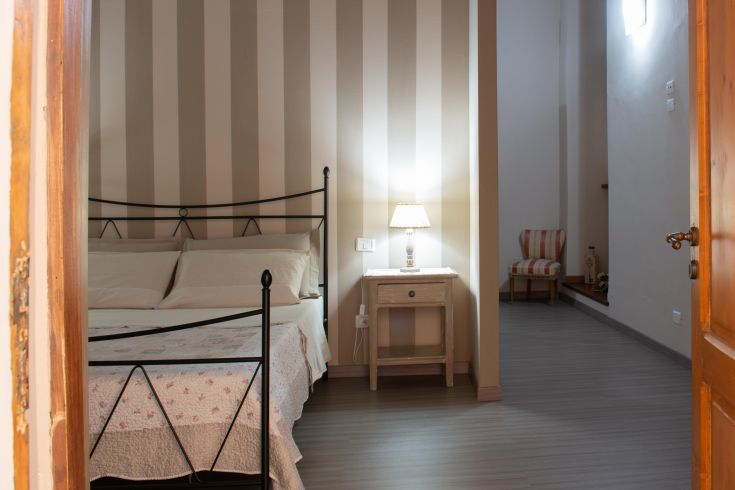 Geräumiges Zimmer mit Metallbetten und Nachttischlampe, in einer hellen Umgebung gelegen.