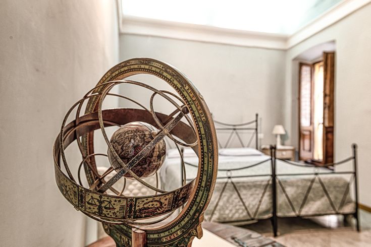 Gemütliches Zimmer mit einem Vintage-Globus, ideal zum Entspannen und Nachdenken.