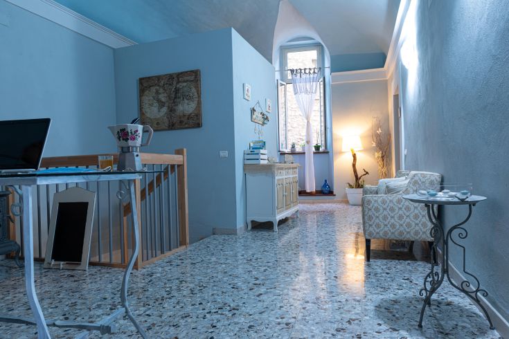 Ein heller Innenraum mit blauen Wänden und Holzelementen, einfach und funktional eingerichtet.