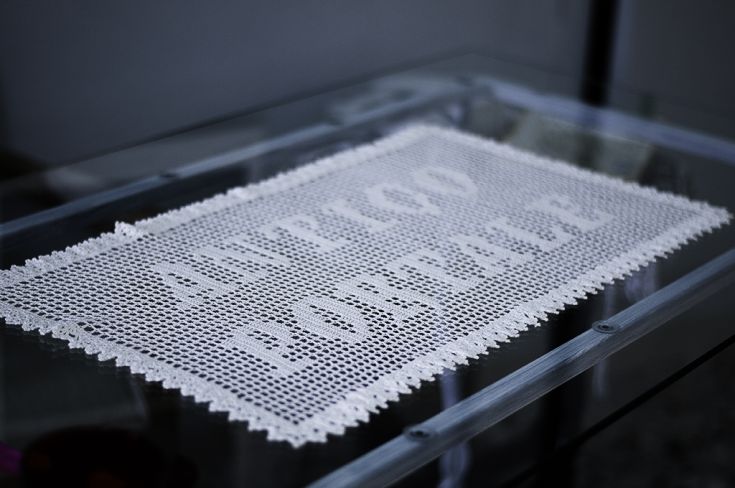 Tischdecke aus Spitze mit der Aufschrift 'Antico Portale', in einem schlichten und eleganten Stil.