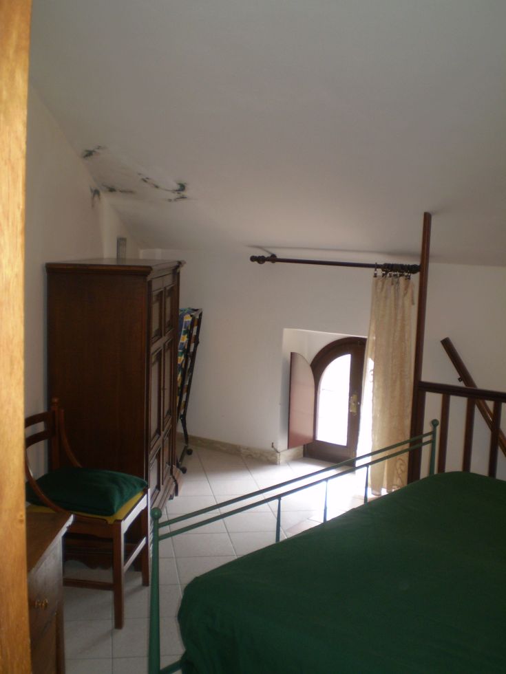 Ein gemütliches Zimmer mit Holzmöbeln und funktionalen Details.